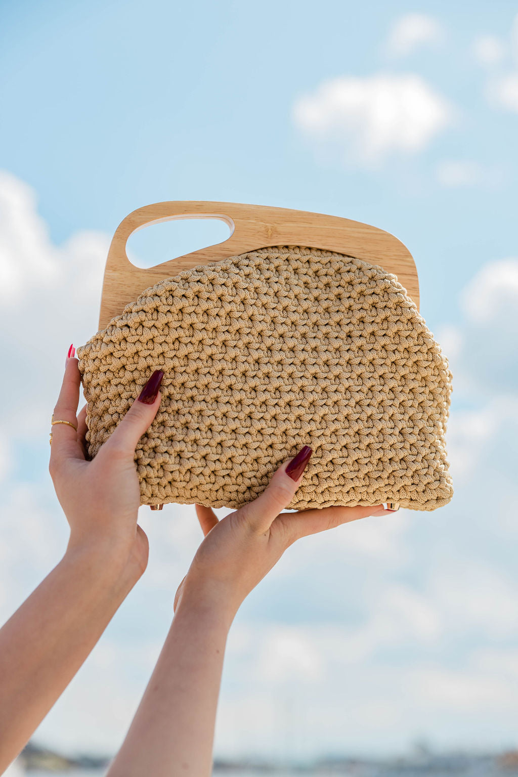 Sand – handvirkad beige clutch med trähandtag