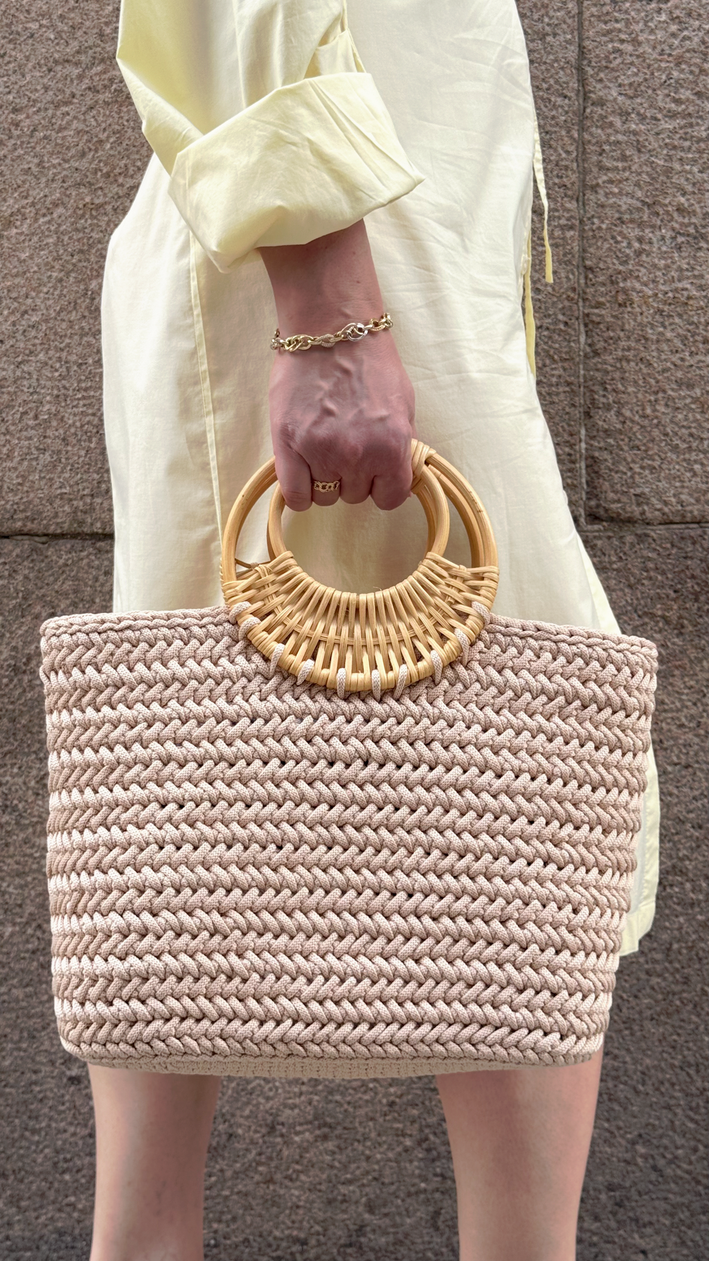 Sandy – handvirkad beige väska, buren