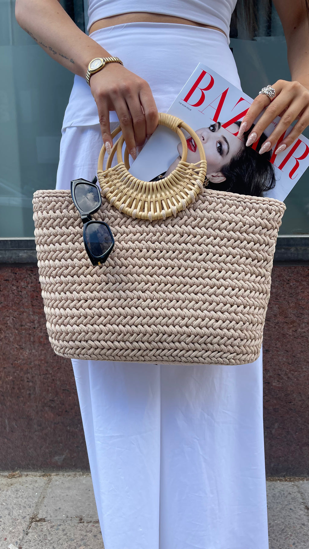 Sandy – handvirkad beige väska, detalj på handtaget