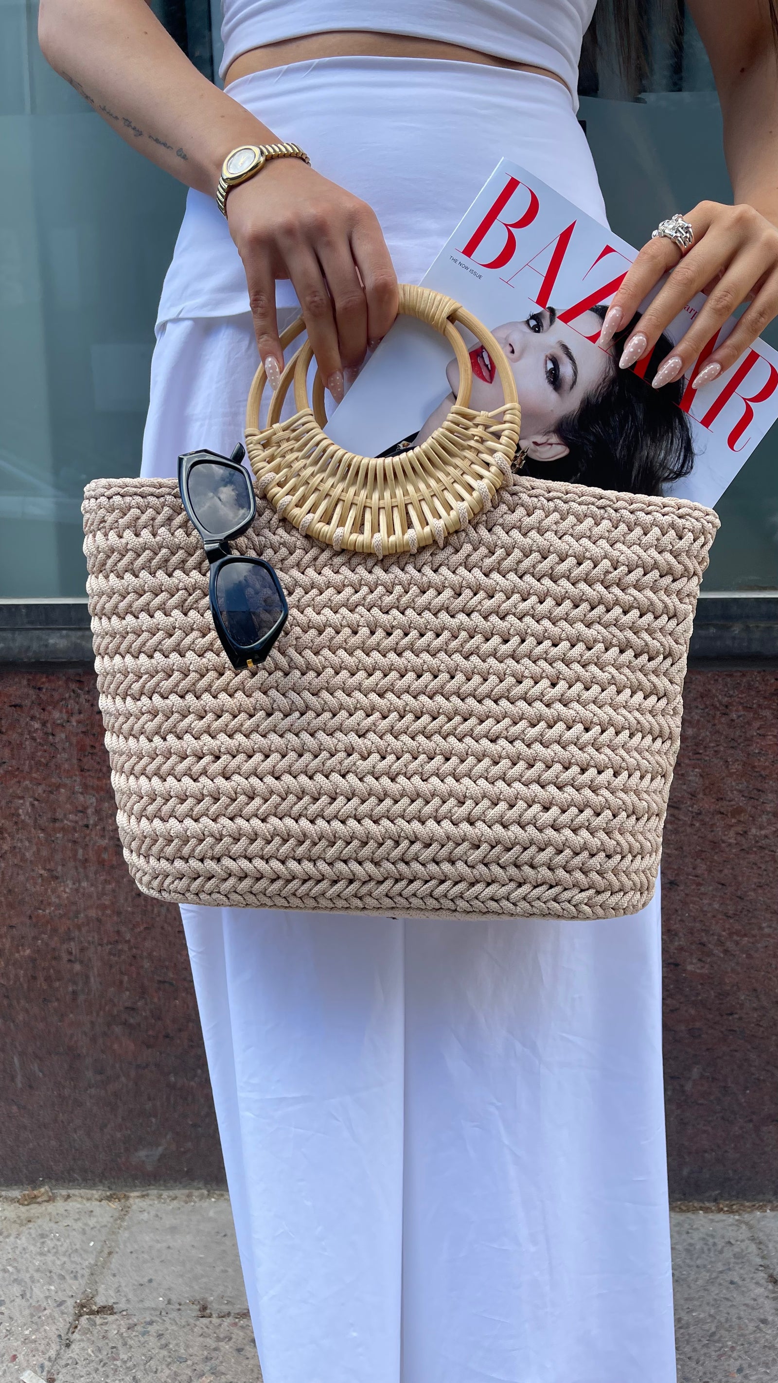 Sandy – handvirkad beige väska, detalj på handtaget