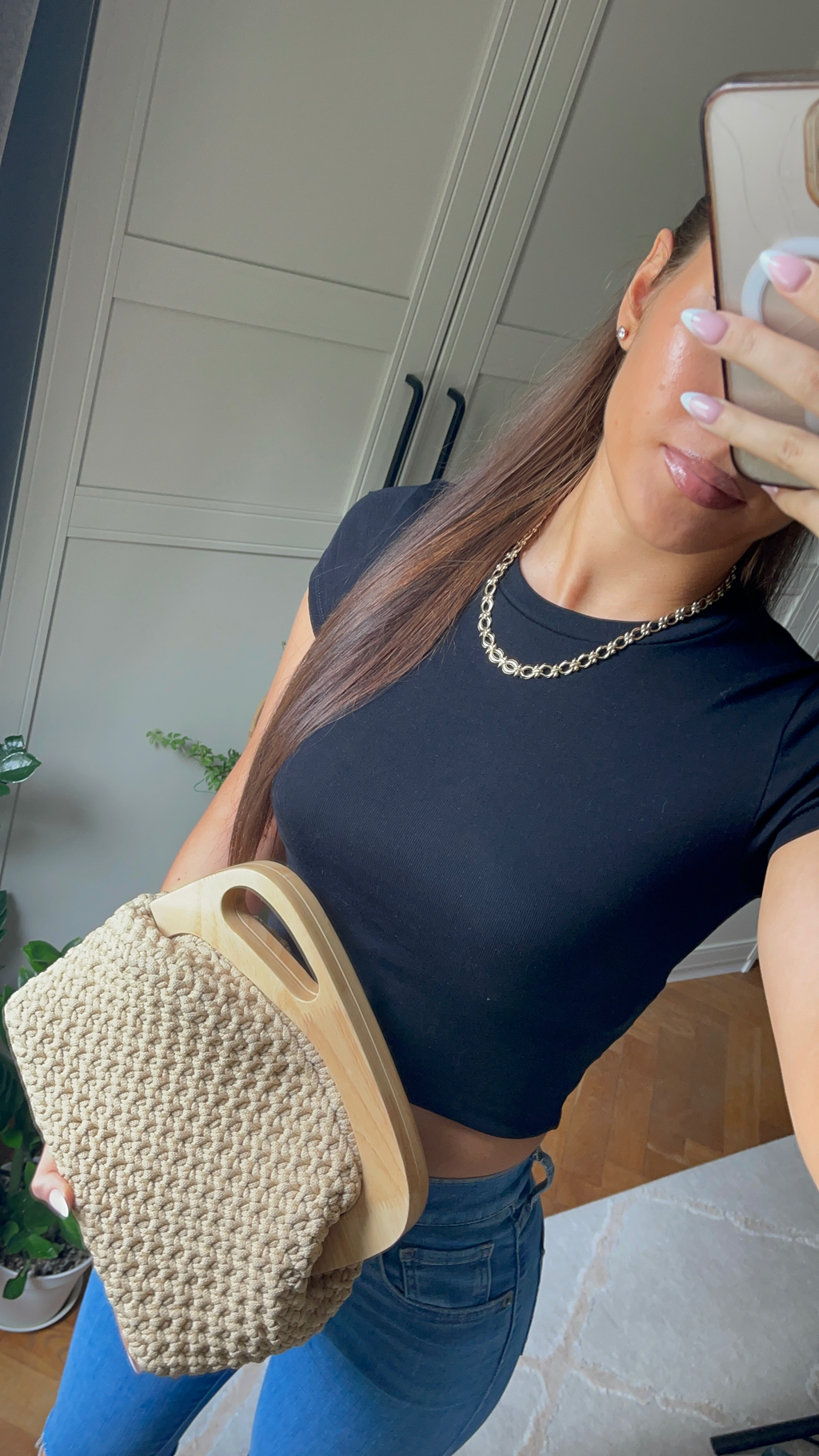 Sand – handvirkad beige clutch, detalj