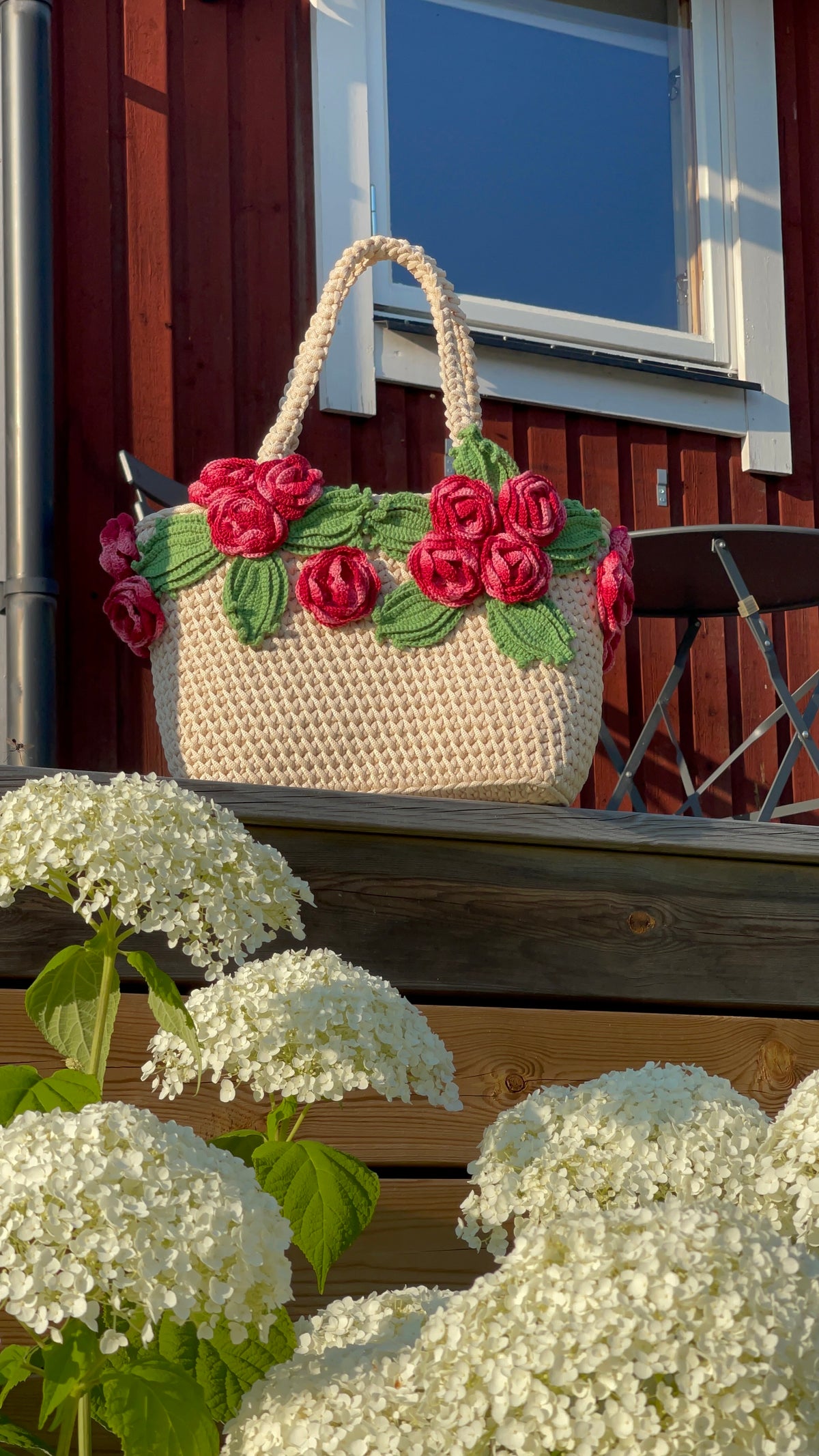 Rose – närbild på de handvirkade rosorna och bladen