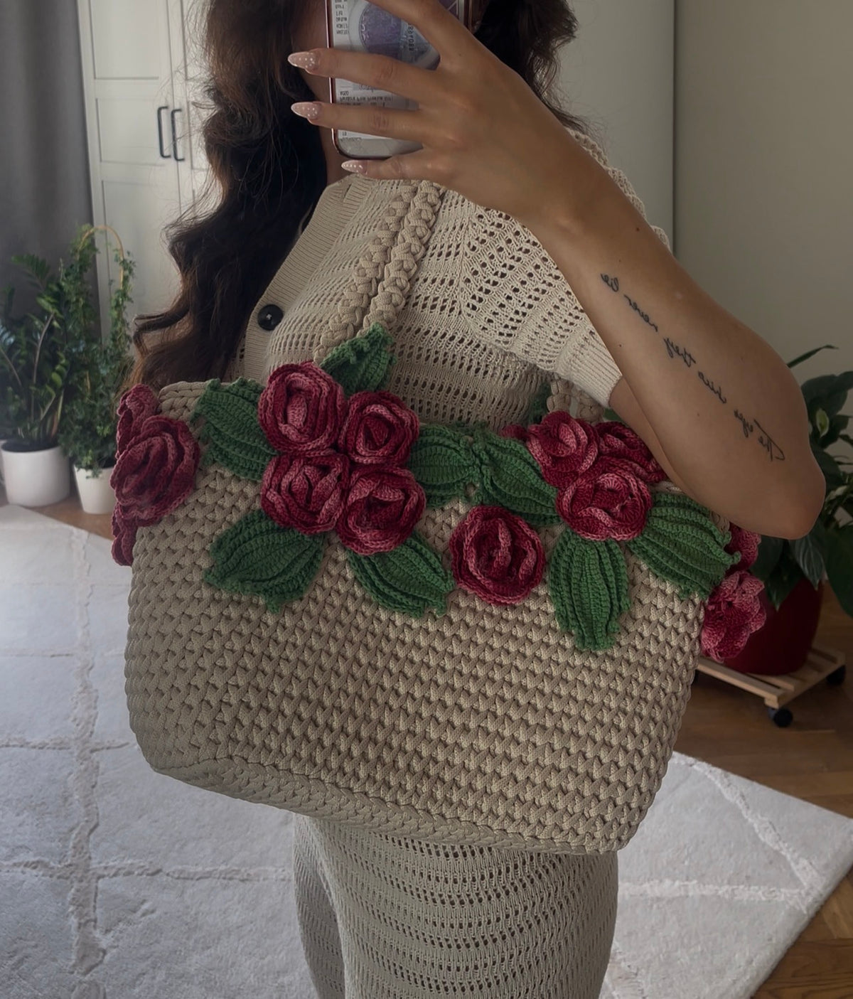 Rose – handvirkad väska med flätade axelremmar