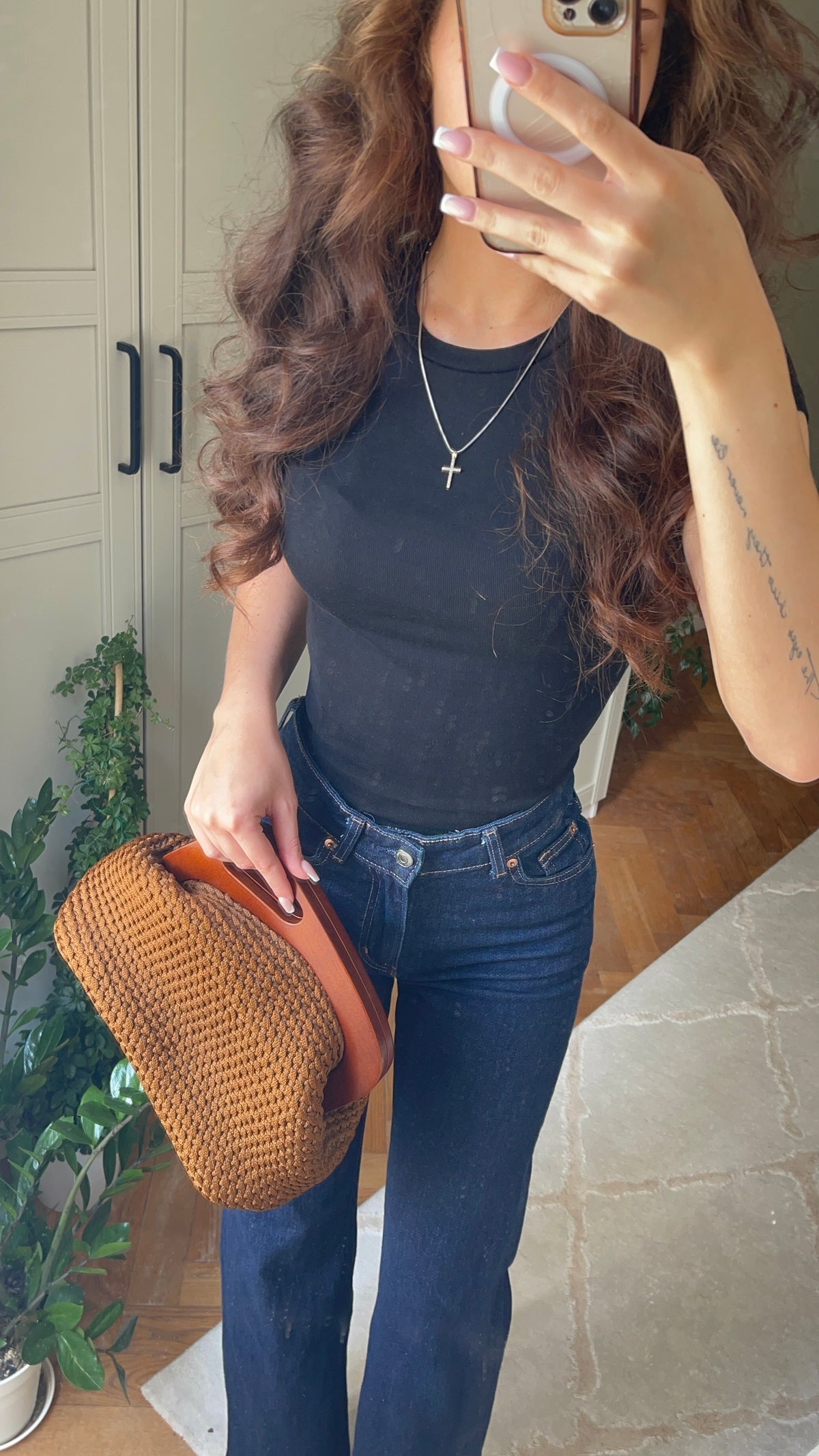Mocha – handvirkad brun clutch, buren i handen