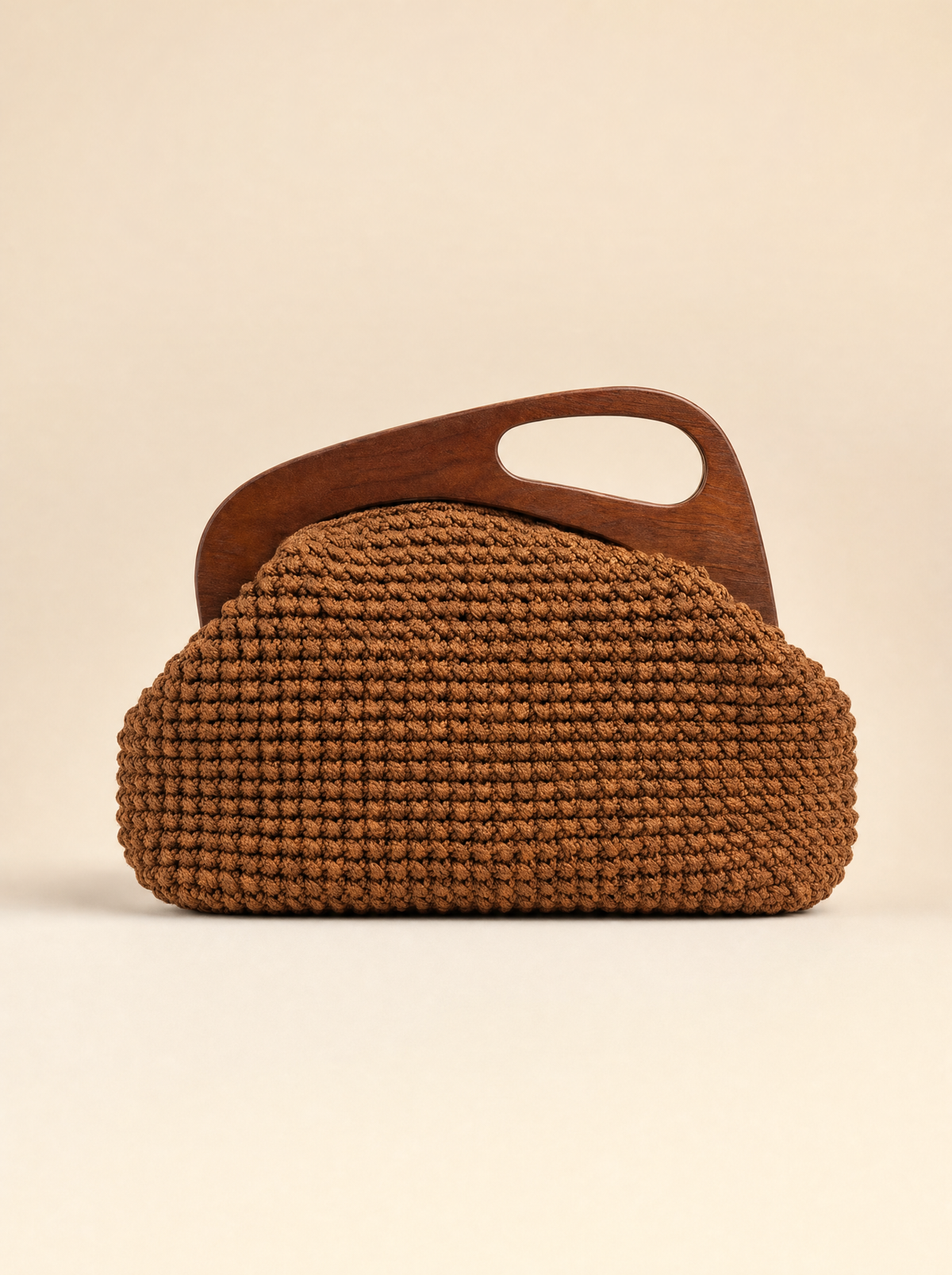 Mocha – handvirkad clutch i mokkabrunt garn med handtag i mörkt trä