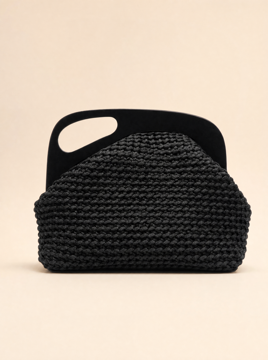 Noir – handvirkad svart clutch med svart trähandtag