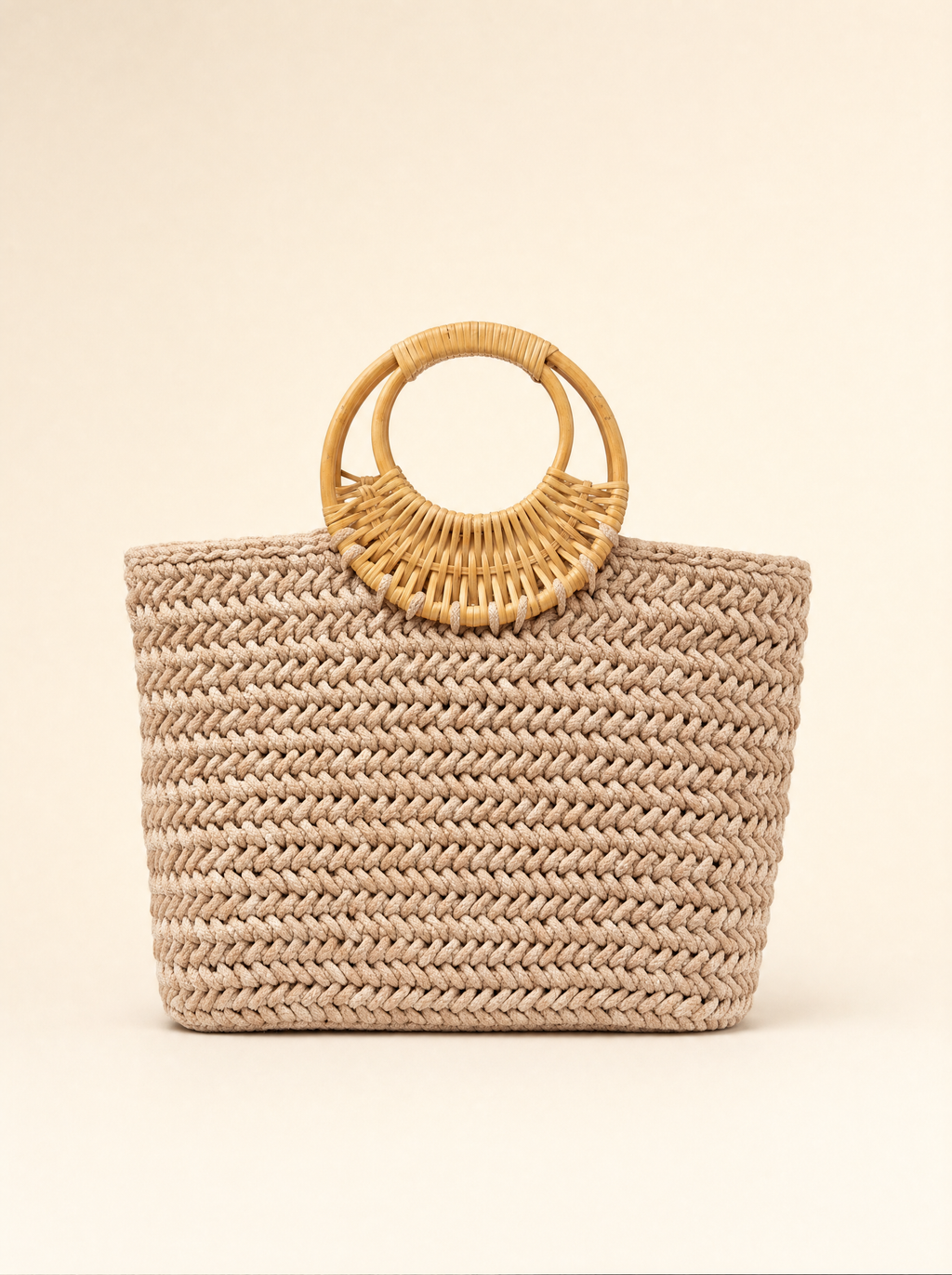 Sandy – handvirkad beige väska med runda handtag i rotting