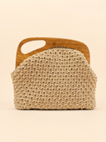 Sand – handvirkad clutch i varm beige med handtag i ljust trä