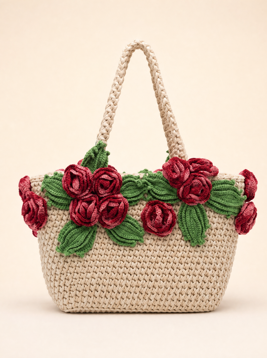 Rose – handvirkad beige väska med virkade rosor i djuprosa och vinrött
