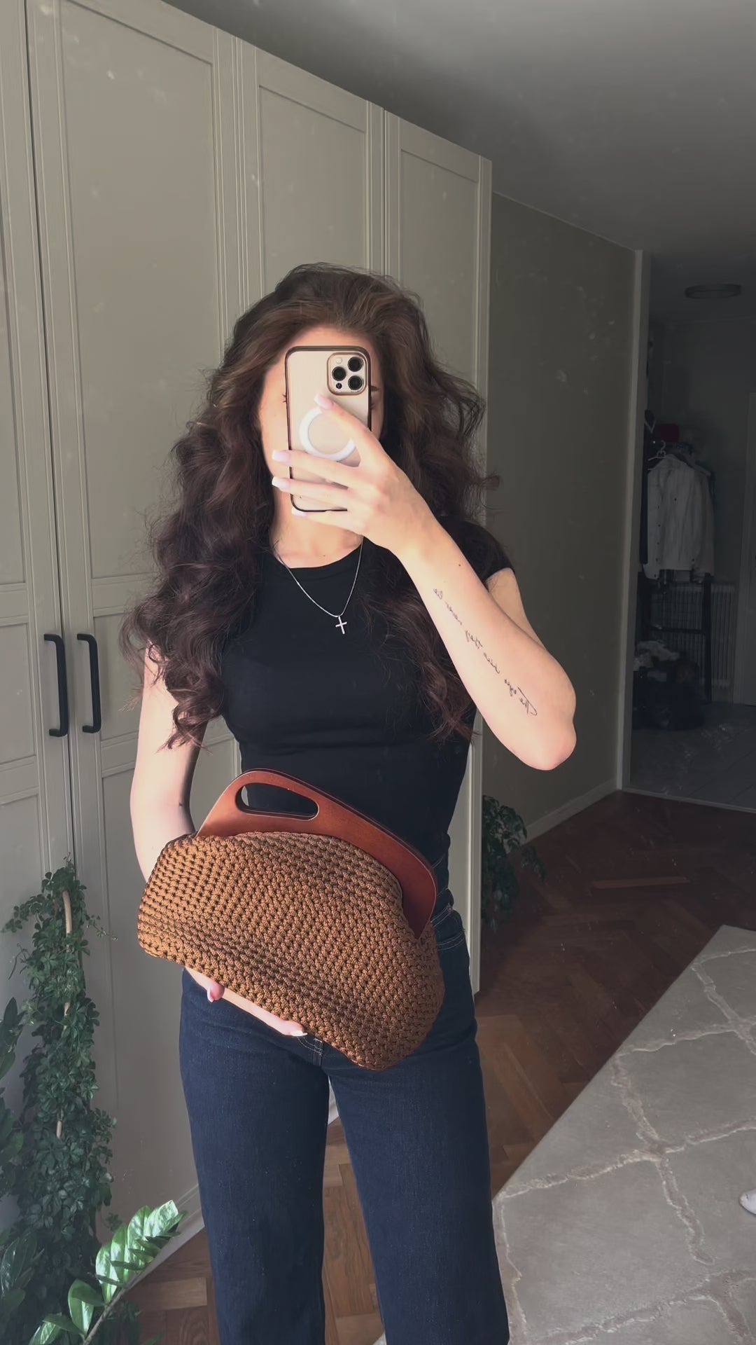 Mocha – handvirkad brun clutch, video