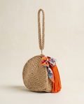 Oasis – rund handvirkad wristlet i naturbeige med sidenscarf och orange tofs